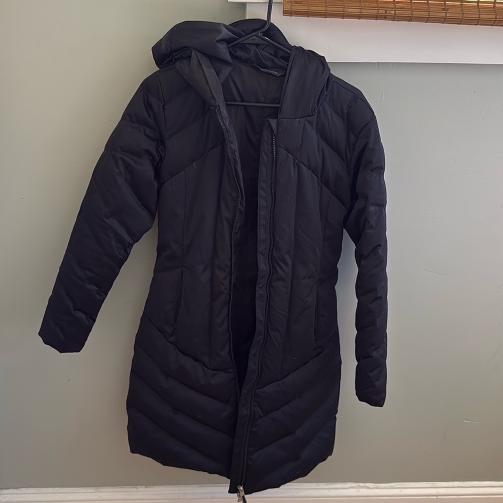Women’s golite black mid length coat with hood.
